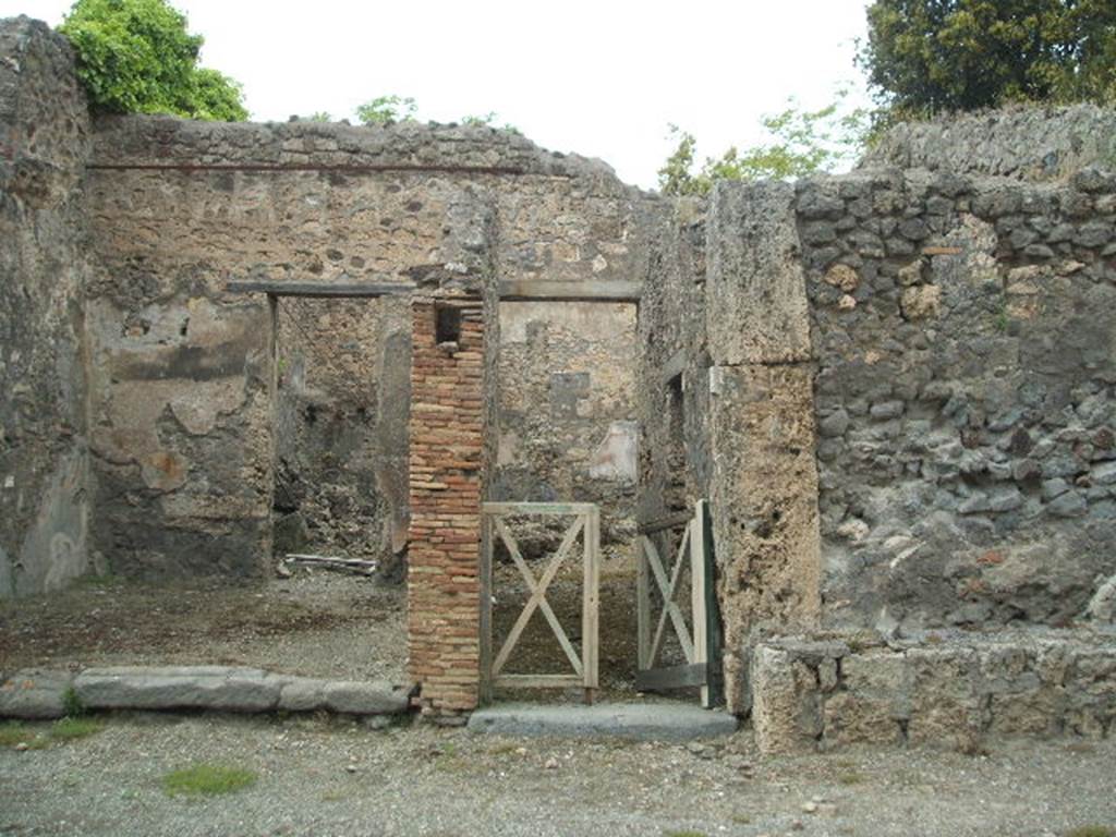 V.5.1 and V.5.2 Pompeii. May 2005. Looking north through entrance doorway.