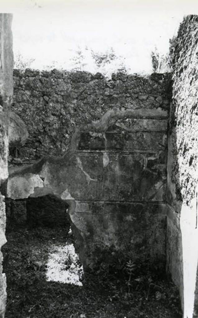 V.5.2 Pompeii. 1972. House without Compluvium, cubiculum “d” with stair right of fauces, S wall.  Photo courtesy of Anne Laidlaw. American Academy in Rome, Photographic Archive. Laidlaw collection _P_72_24_30.
