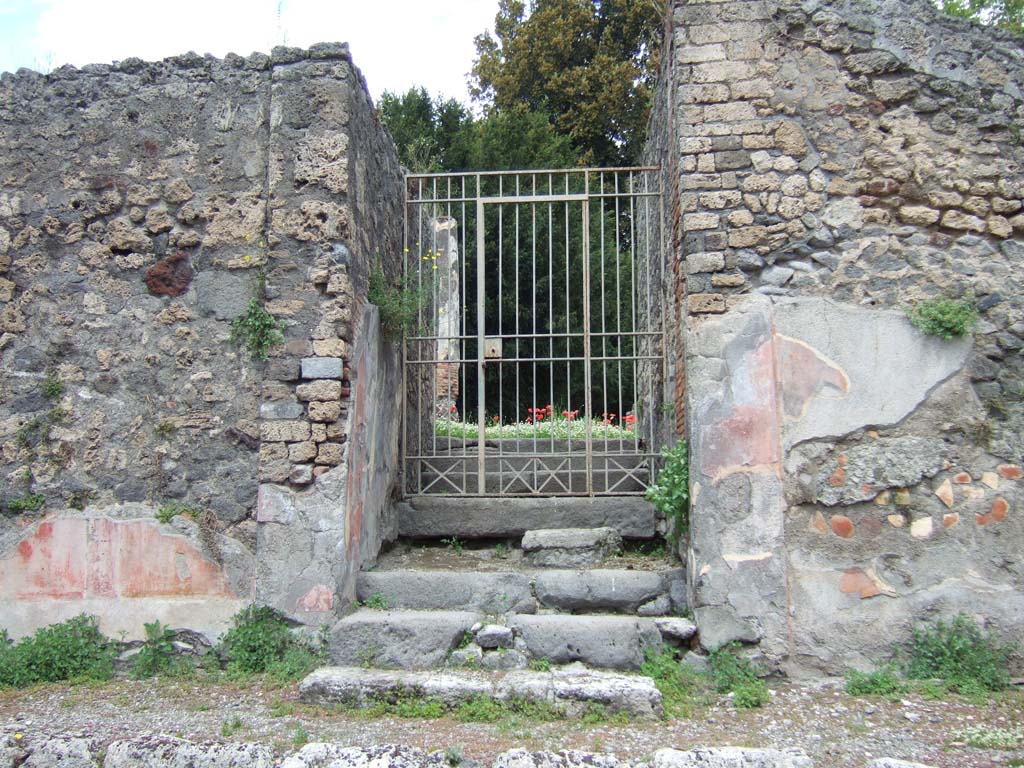 V.5.3 Pompeii. May 2006. Entrance doorway.