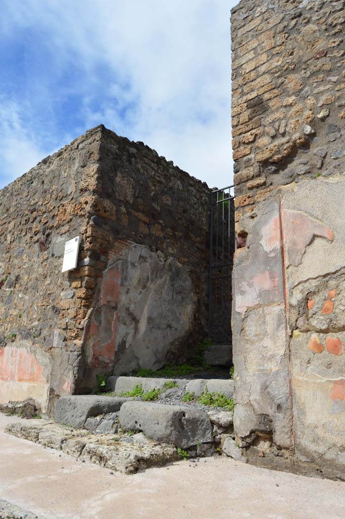 V.5.3 Pompeii. March 2018. Looking towards west (left) side of entrance doorway.
Foto Taylor Lauritsen, ERC Grant 681269 DÉCOR.
