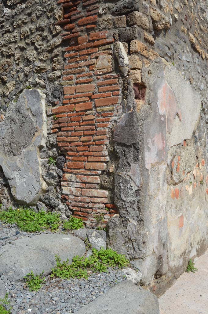 V.5.3 Pompeii. March 2018. Looking towards east (right) side of entrance doorway.
Foto Taylor Lauritsen, ERC Grant 681269 DÉCOR.
