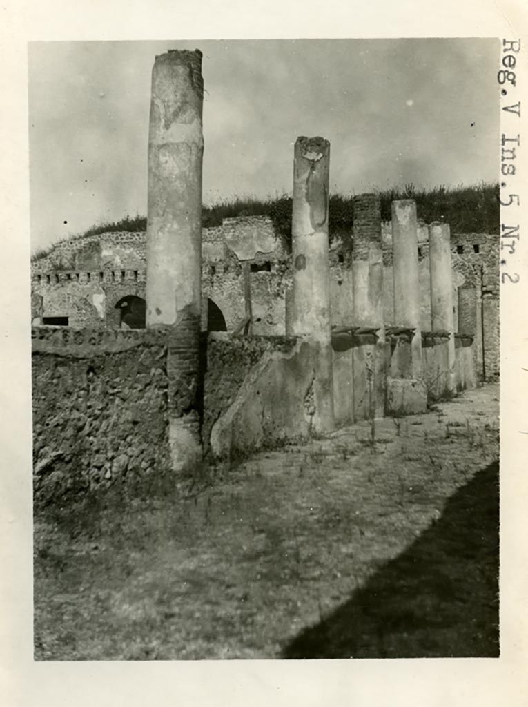 V.5.3 Pompeii, but shown as V.5.2 on photo. Pre-1937-39. Looking north-west along east side of peristyle.
Photo courtesy of American Academy in Rome, Photographic Archive. Warsher collection no. 015.
