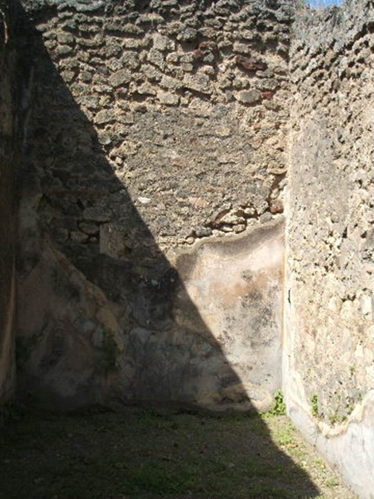V.5.3  Pompeii.  May 2005.  Room 12. West wall. 