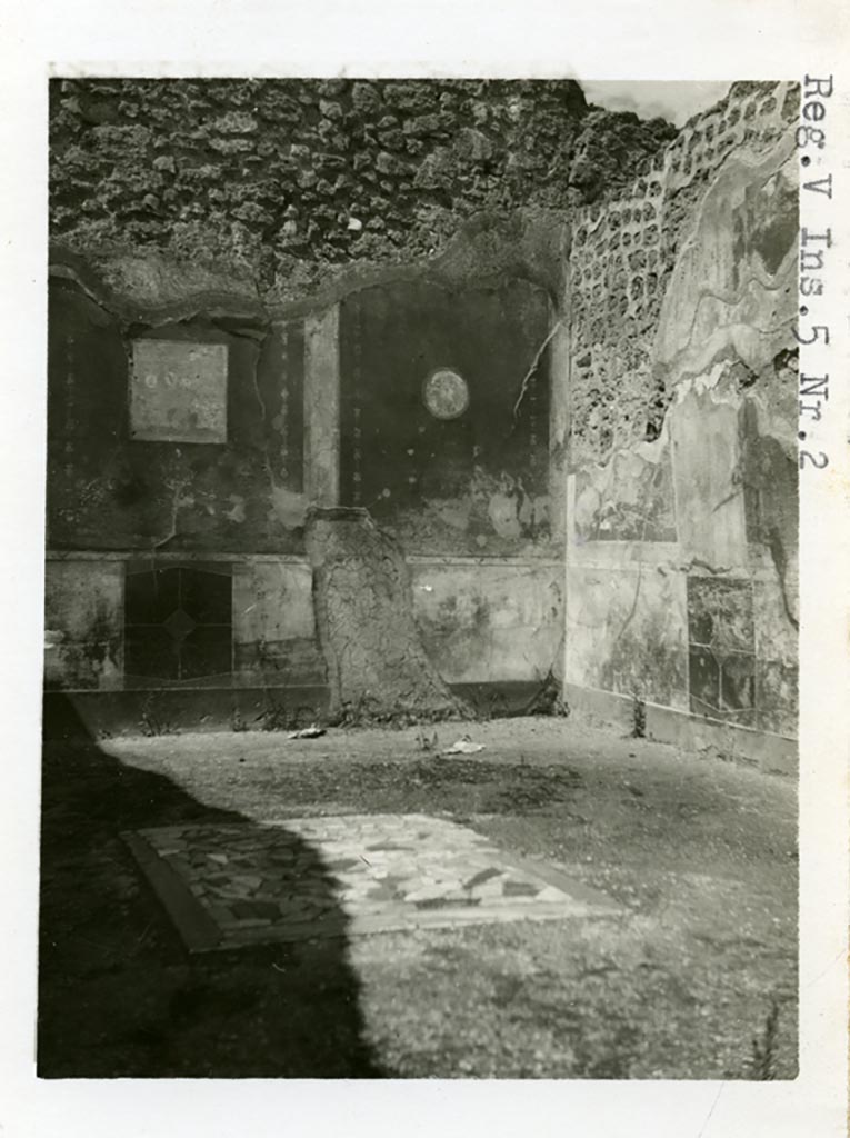 V.5.3 Pompeii.  March 2009.  Room 13. Triclinium. West wall