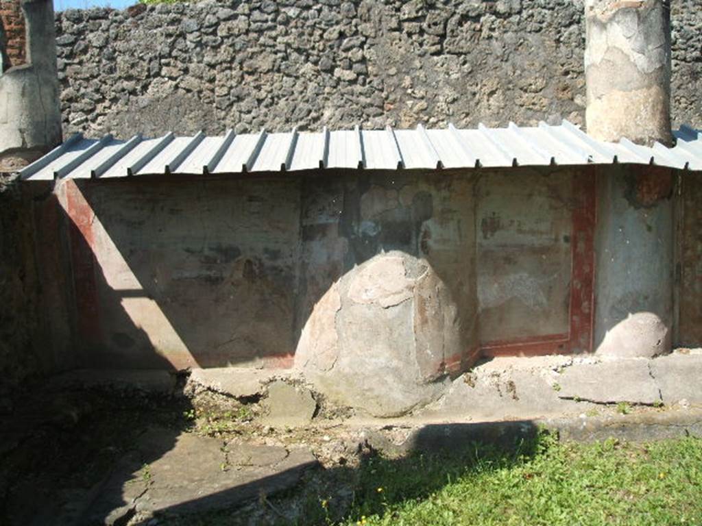 V.5.3 Pompeii. May 2005. Room 7, peristyle. South corner of west side of peristyle.