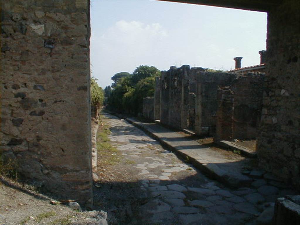 V.5.4 Pompeii. May 2005. Via di Nola looking towards the Nola Gate.  IX.14 