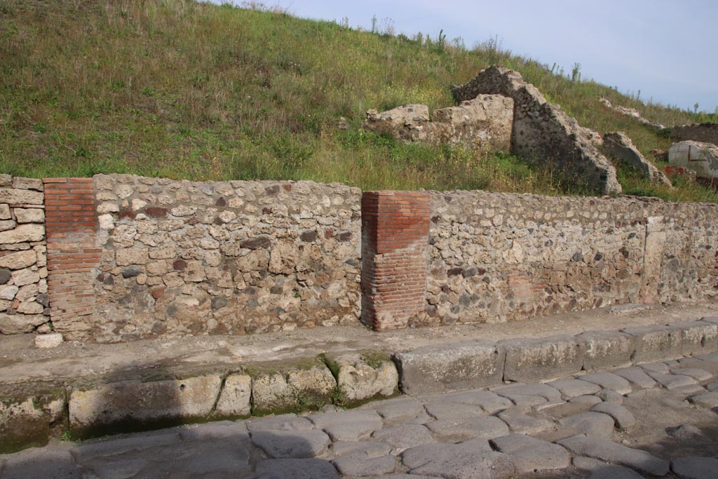 V.6.11, V.6.10, V.6.9 and V.6.8, on right, Pompeii. October 2022. 
Looking towards front façade on east side of Via del Vesuvio. Photo courtesy of Klaus Heese.



