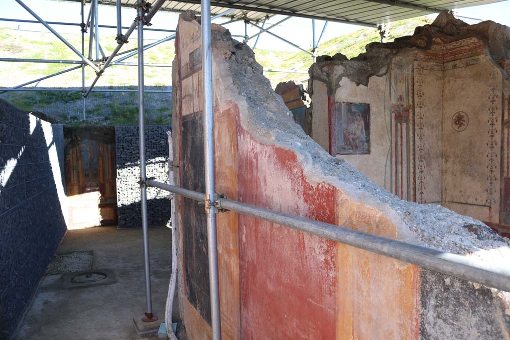 V.6.12 Pompeii. October 2020. Detail of upper north wall of fauces/ entrance corridor. Photo courtesy of Klaus Heese.