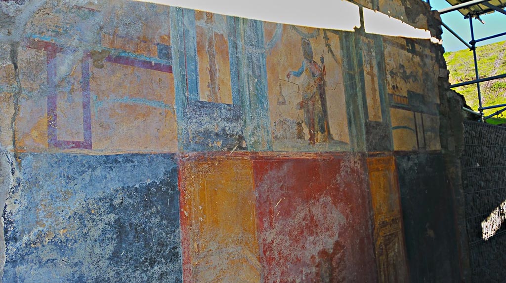 V.6.12 Pompeii. December 2018. Detail of painted upper north wall of entrance fauces/corridor. Photo courtesy of Aude Durand.