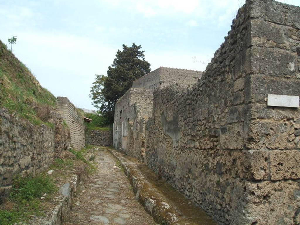 V.7 Pompeii, on left.  Vicolo delle Nozze d’Argento, looking east from V.2.f