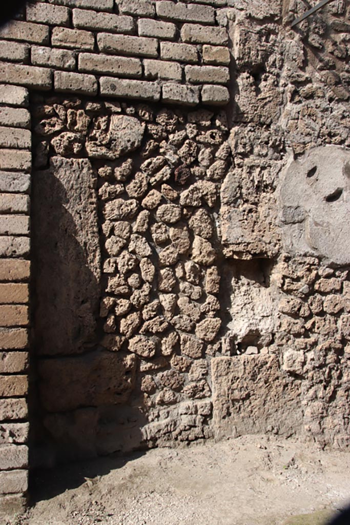 V.7.5 Pompeii. September 2021. Area of entrance doorway. Photo courtesy of Klaus Heese.