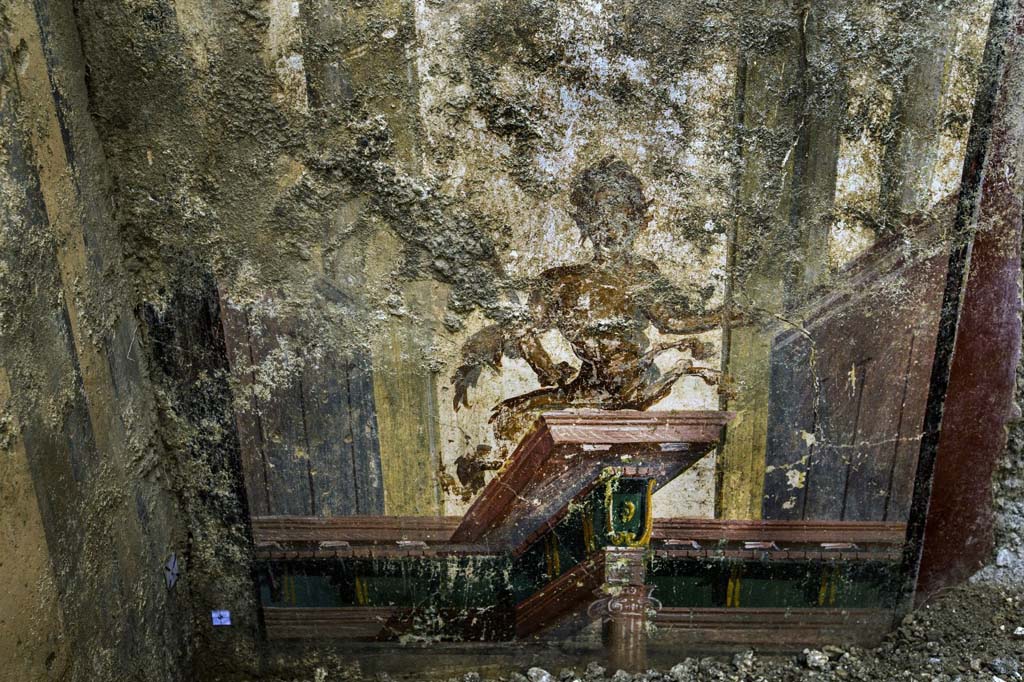 V.7.7 Pompeii. 2018. Room to the west of the entrance, north wall with older fresco decoration covered with a richer fourth-style decoration. 
It is possible that the oldest decoration is prior to the earthquake of 62, while the last decoration refers to renovations following this event.
Photograph © Parco Archeologico di Pompei.
