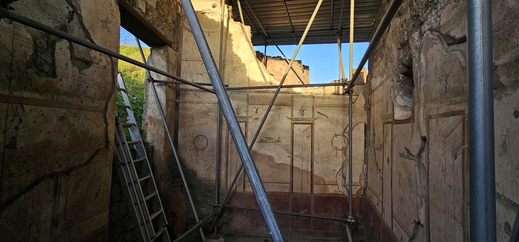 V.7.7 Pompeii. 2018. Room to the west of the entrance. South wall with window looking across to V.2.i.
Underneath is a painting of a parrot with fruit.
Photograph © Parco Archeologico di Pompei.
