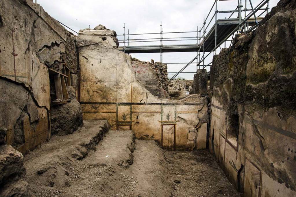 V.7.7 Pompeii. 2018. Room to the west of the entrance. South wall. Painting of a parrot with fruit.
Photograph © Parco Archeologico di Pompei.
