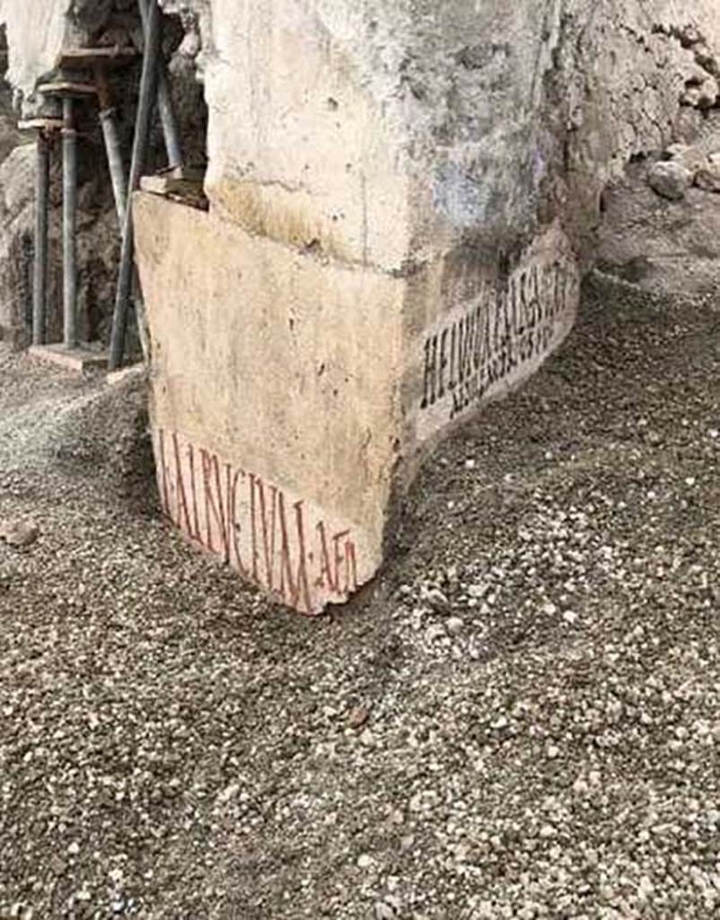 V.7.8 Pompeii. June 2018. On the east side of doorway was an electoral inscription L ALBVCIVM AED
L(ucium) Albucium aed(ilem).
The Albucii were probably the owners of the House of the Silver Wedding.
It is worth noting that the inscriptions were created on a layer of white paint, perhaps spread over it to cover earlier writing, and in any case to ensure a standard writing surface for the preserved inscriptions, which related to the last elections held in Pompeii before AD 79.
Electoral inscriptions were also found around corner in Vicolo c.d. dei Balconi.
Photograph © Parco Archeologico di Pompei.