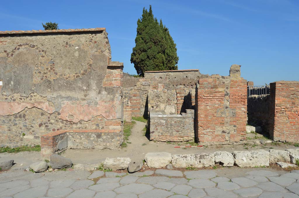 VI.1.2, Pompeii. October 2017. Looking east on Via Consolare, towards entrance doorway, in centre.
Foto Taylor Lauritsen, ERC Grant 681269 DÉCOR.

