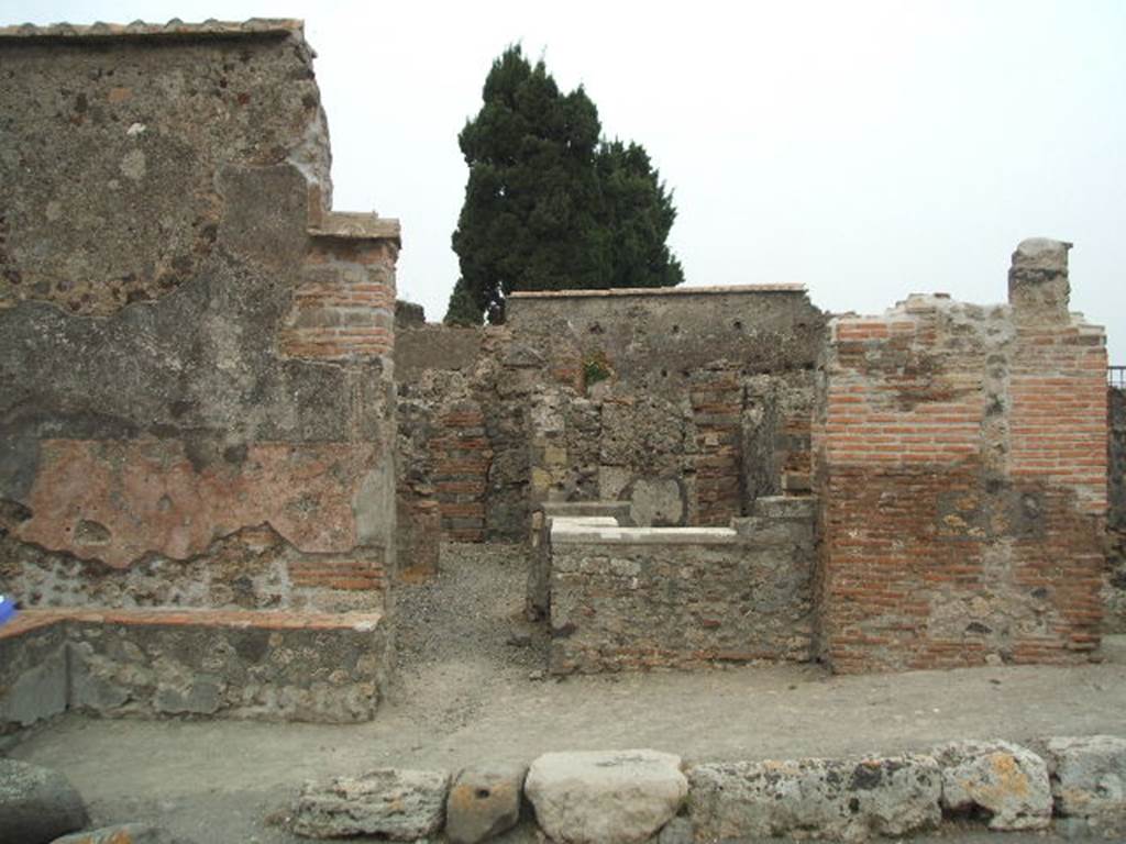VI.1.2, Pompeii. December 2018. Entrance doorway, looking east across counter. Photo courtesy of Aude Durand.