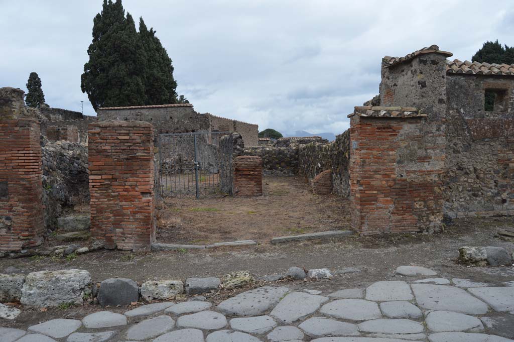 VI.1.4 Pompeii, in centre. March 2018. Looking east to entrance, with VI.1.3, steps to upper floor, on left.
Foto Taylor Lauritsen, ERC Grant 681269 DÉCOR.

