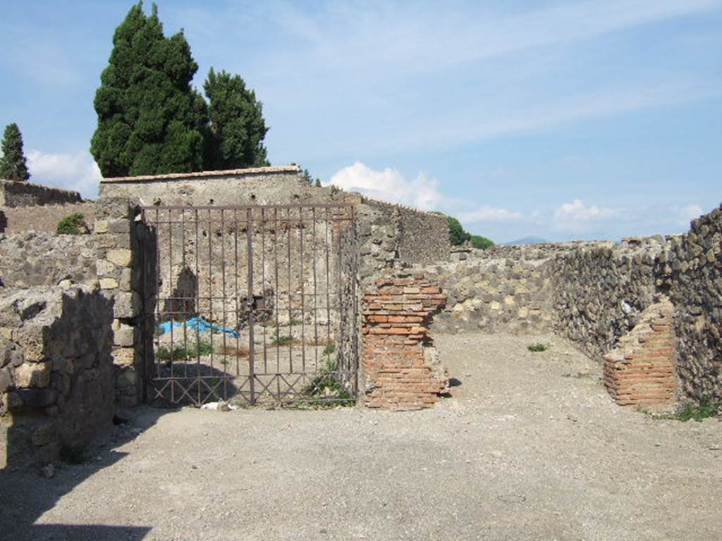VI.1.4 Pompeii. September 2005. Area on south-east side of entrance doorway.