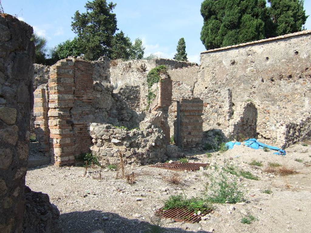 VI.1.4 Pompeii.  December 2007.  Three rooms on north wall with watering trough in centre.