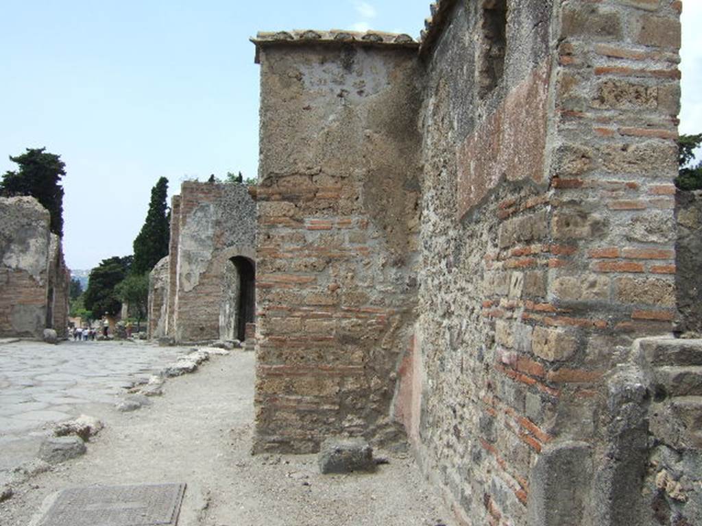 VI.1.5 Pompeii. May 2006. Looking north towards the Herculaneum Gate, from outside the doorway.