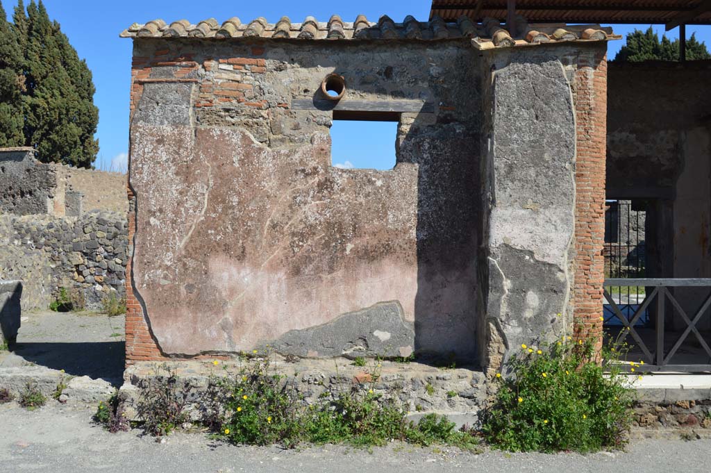 VI.1.5 Pompeii. March 2019. Detail from west exterior wall, on north side of entrance doorway.
Foto Taylor Lauritsen, ERC Grant 681269 DÉCOR.
