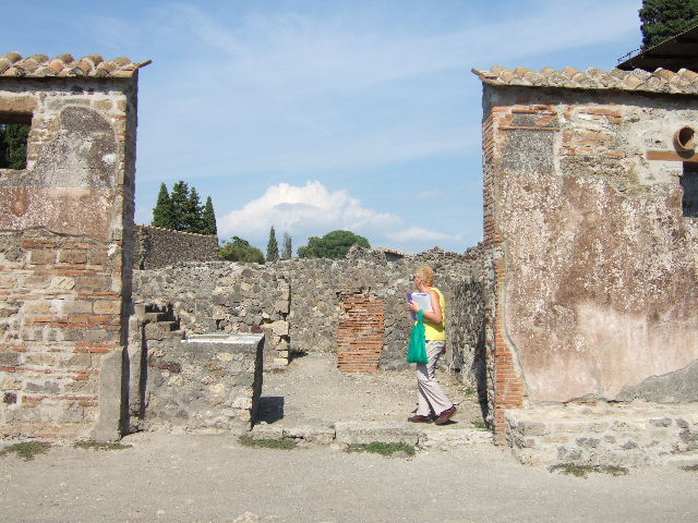 VI.1.5 Pompeii. December 2005. Entrance doorway, looking east.