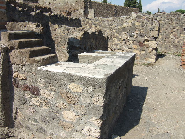 VI.1.5, Pompeii. December 2018. Looking south-east across counter from entrance doorway. Photo courtesy of Aude Durand.