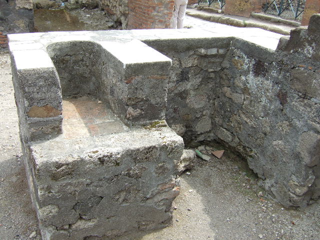 VI.1.5 Pompeii. May 2006. Counter and shelves.