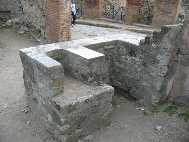VI.1.5 Pompeii. May 2006. Rear of counter, and area of hearth in counter.