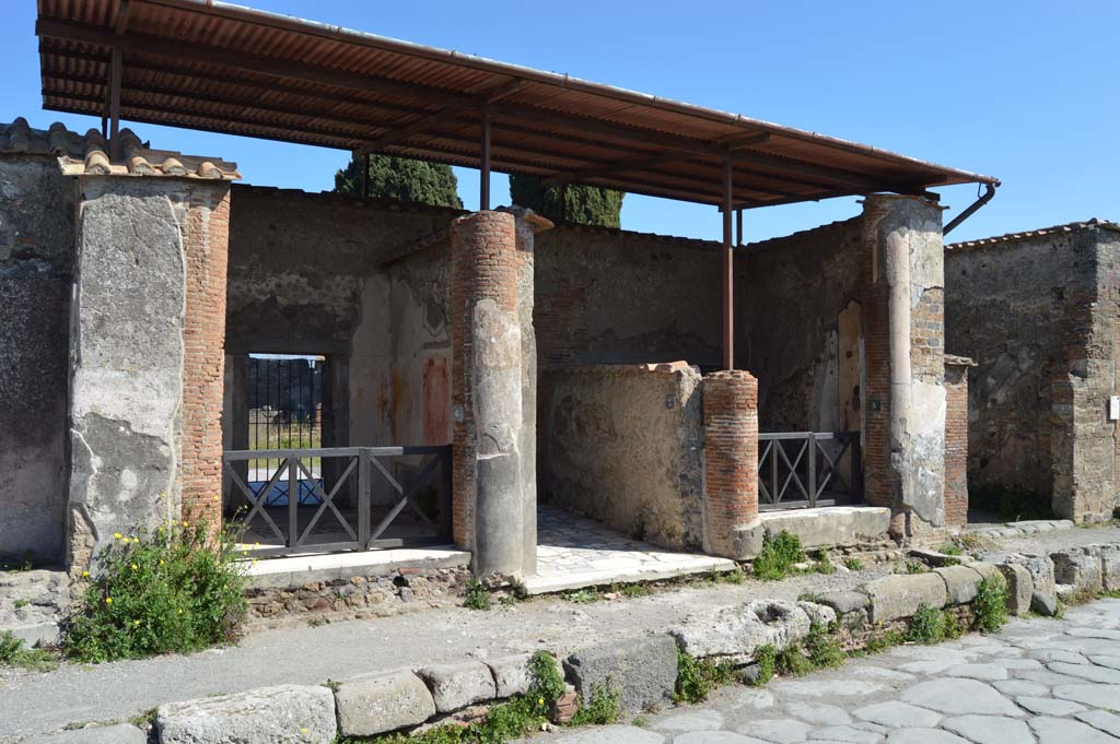 VI.1.6 Pompeii, on left. March 2019. Looking south-east towards entrance doorways on east side of Via Consolare.
Foto Taylor Lauritsen, ERC Grant 681269 DÉCOR.

