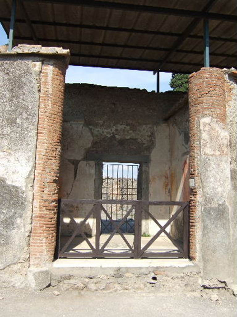 VI.1.6 Pompeii. September 2004. Entrance doorway, looking east.