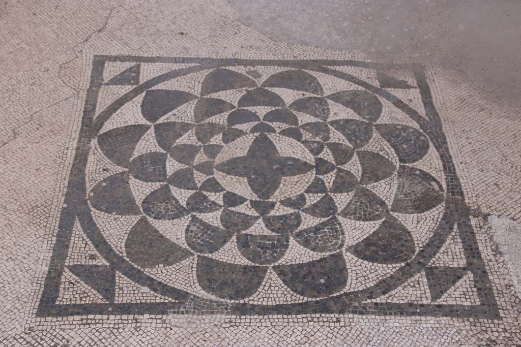 VI.1.6 Pompeii. September 2021. Mosaic emblema in centre of flooring. Photo courtesy of Klaus Heese.