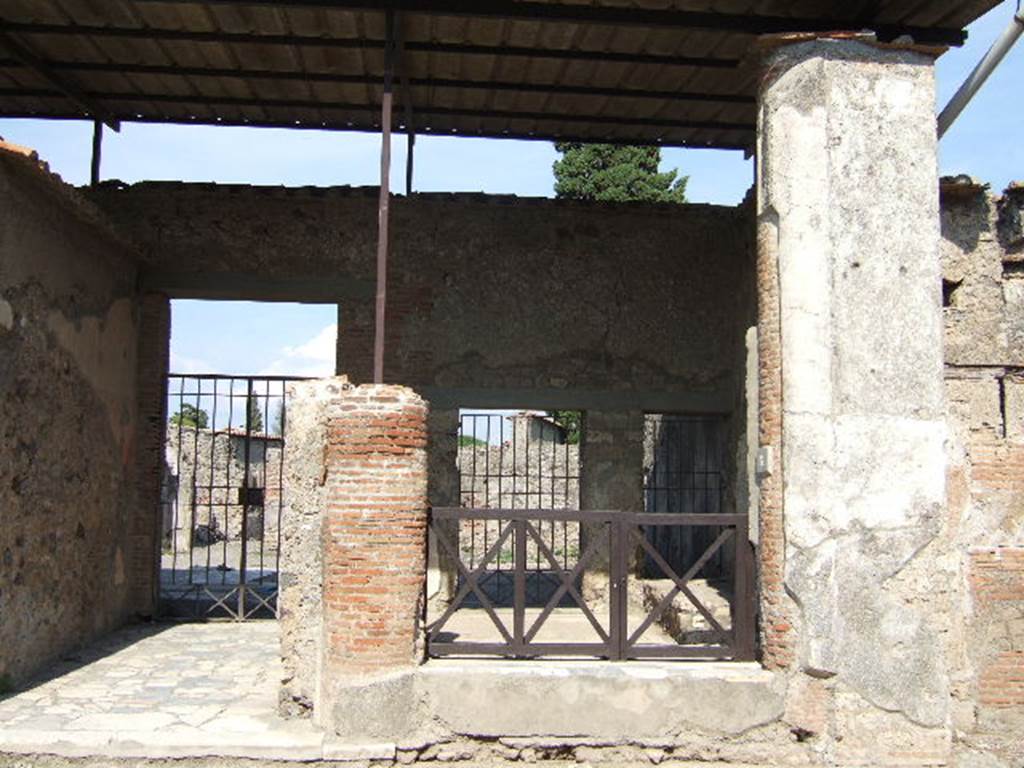 VI.1.7 on left, and VI.1.8 Pompeii, on right. September 2004. Entrance doorways, looking east.

