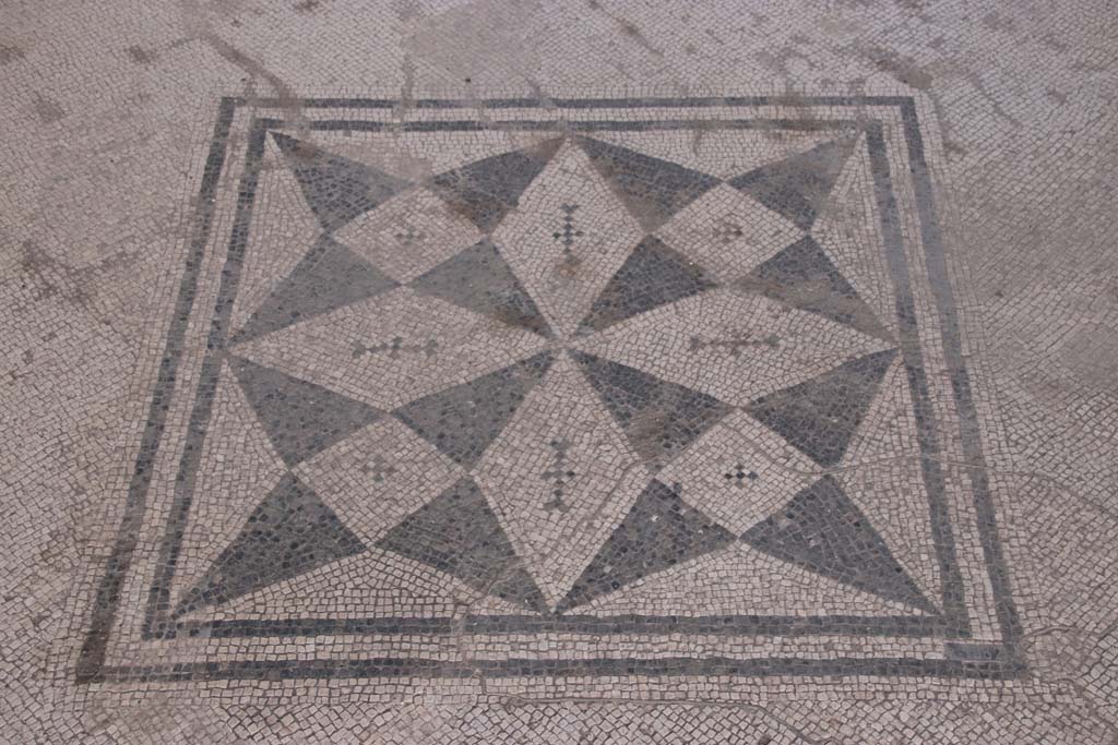 VI.1.8 Pompeii. September 2021. 
Central floor mosaic, a square emblema containing stars of black and white mosaics with four points. Photo courtesy of Klaus Heese.

