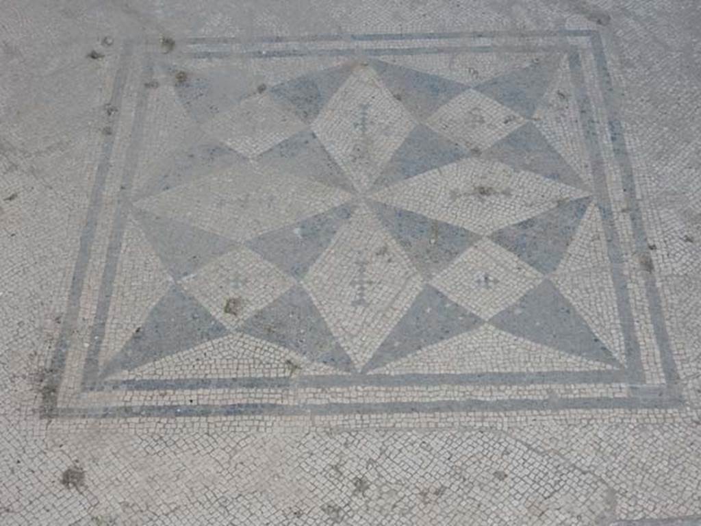 VI.1.8 Pompeii. May 2017. Central floor mosaic, a square containing stars of black and white mosaics with four points. Photo courtesy of Buzz Ferebee.
