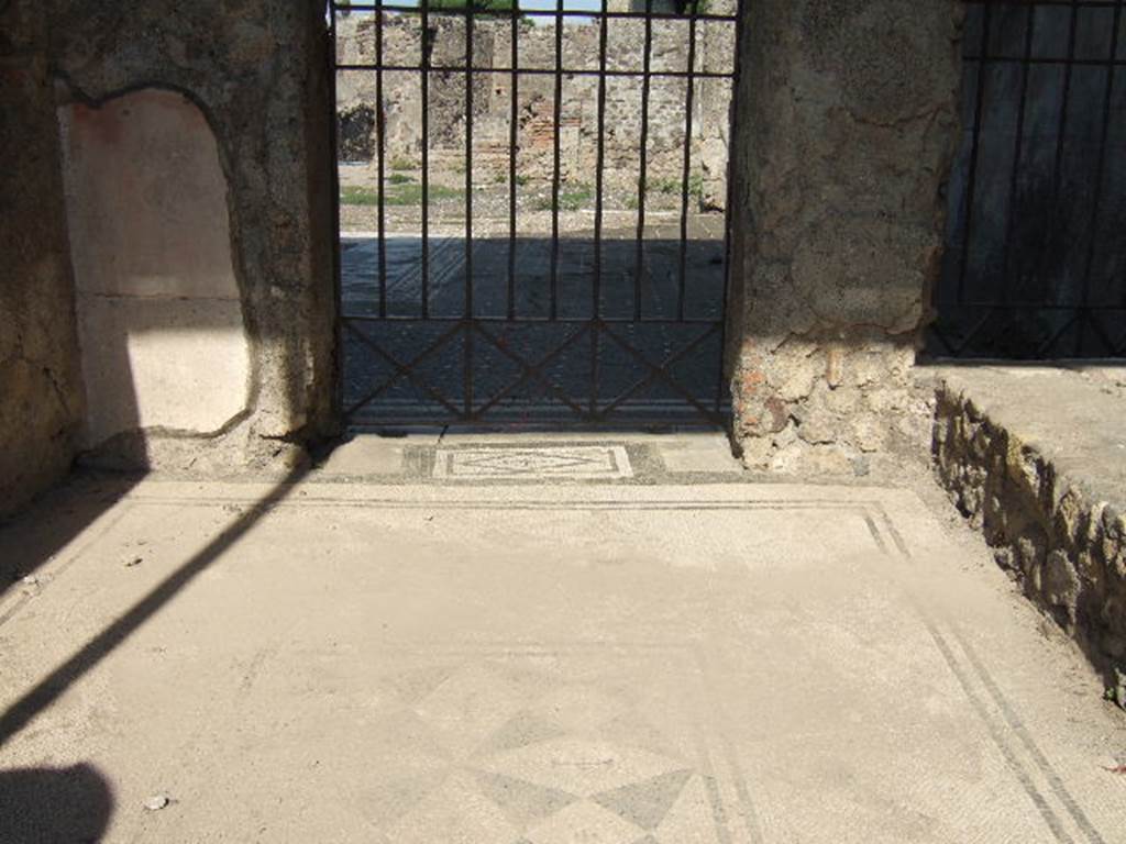 VI.1.8 Pompeii. September 2005. Floor mosaic in doorway to atrium of VI.1.7, looking east.
