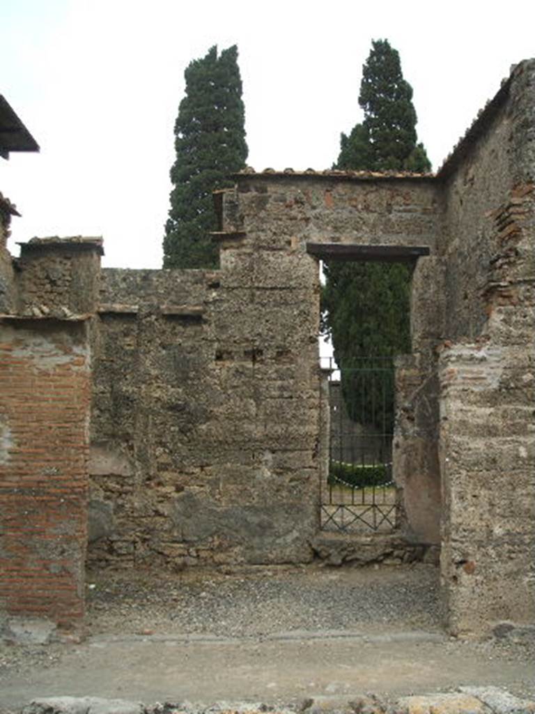 VI.1.9 Pompeii. May 2005. Entrance doorway to shop, linked to atrium of VI.1.10.