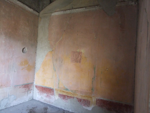 VI.1.10 Pompeii. December 2007. Room 9.  Room to south of garden.  West wall.
