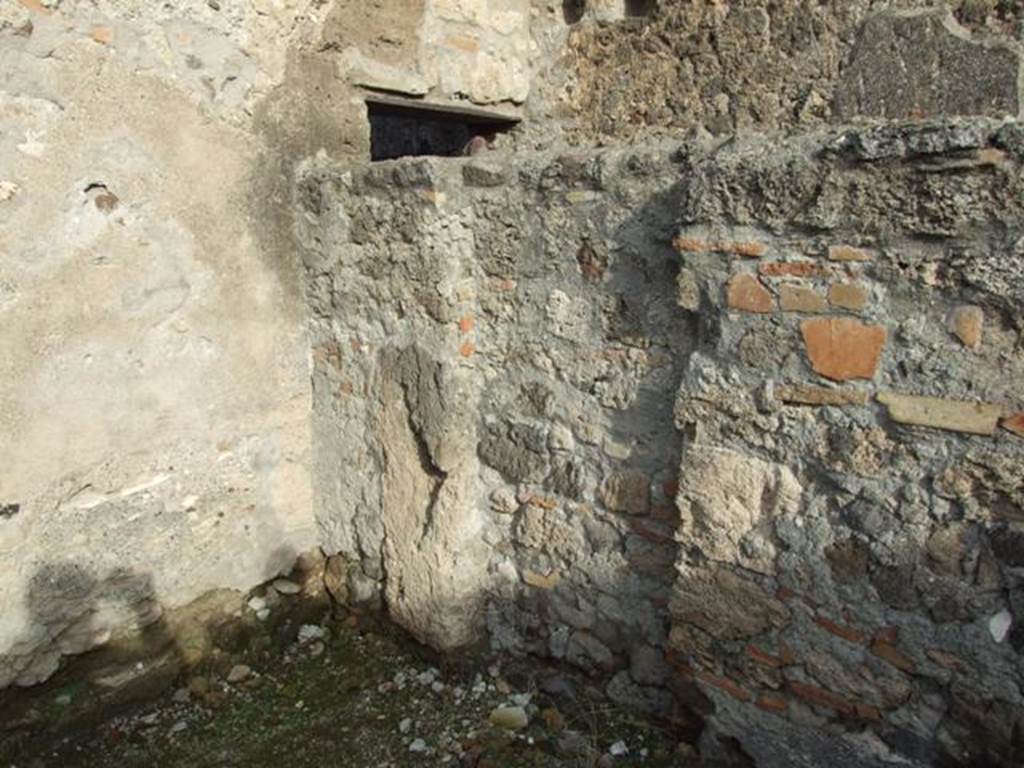 VI.1.10 Casa del Chirurgo or House of the Surgeon.  East wall of room 14 with recess.