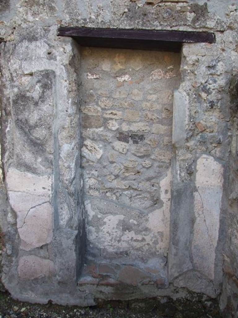 VI.1.10 Casa del Chirurgo or House of the Surgeon.  Room 15.  Ala.  Detail of recess with remains of plaster.