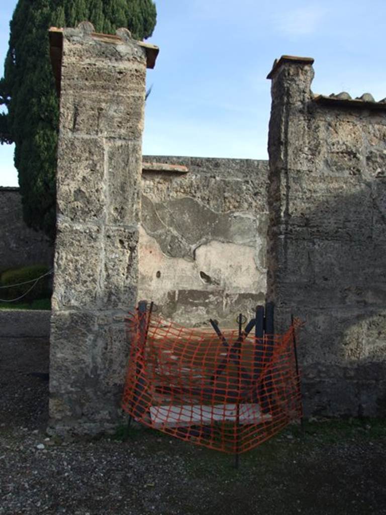 VI.1.10 Pompeii. December 2007. Doorway to room 16 in east wall of ala, a large room on south side of tablinum.