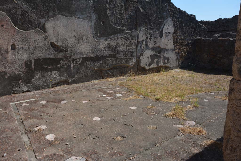 VI.1.10 Pompeii. September 2019. Room 16, looking across flooring towards east wall and south-east corner.
Foto Annette Haug, ERC Grant 681269 DÉCOR.
