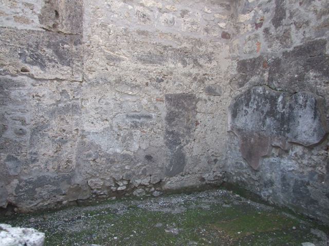VI.1.10 Casa del Chirurgo or House of the Surgeon.  Room 17.  Cubiculum on south side of atrium.