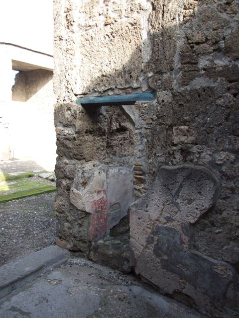 VI.1.10 Casa del Chirurgo or House of the Surgeon.  East wall of room 18.  Cubiculum on south side of atrium.