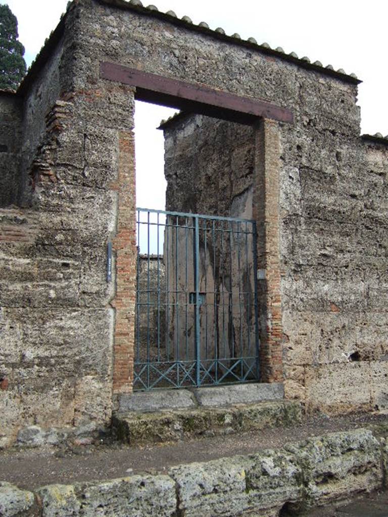 VI.1.10 Pompeii. December 2005. Entrance doorway, looking east.