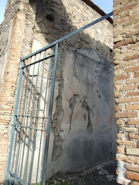 VI.1.10 Pompeii. March 2019. Detail of front wall at south end near doorway at VI.1.11, on right.
Foto Taylor Lauritsen, ERC Grant 681269 DÉCOR.

