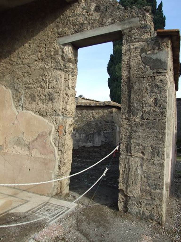 VI.1.10 Pompeii. December 2007. Room 6, tablinum. Looking east towards garden area.