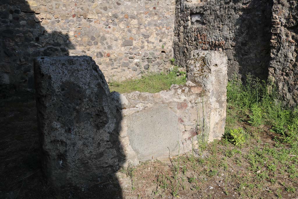 VI.1.12 Pompeii. December 2018. Detail from east wall of shop-room. Photo courtesy of Aude Durand. 