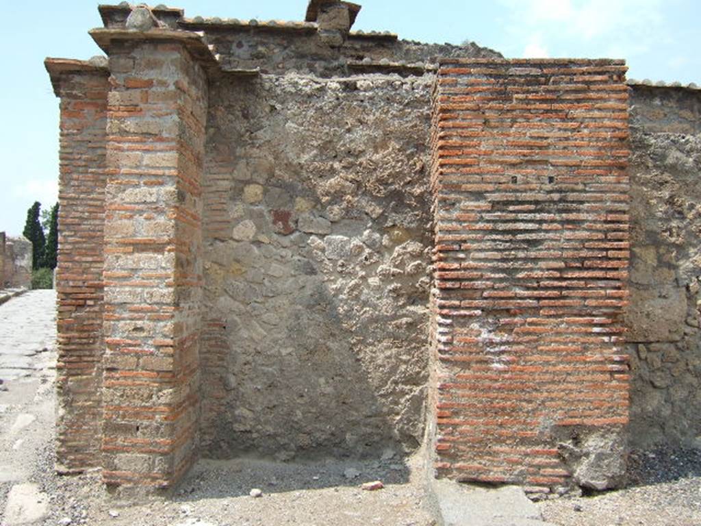 VI.1.13 Pompeii. May 2006. North wall near entrance, possible site of street shrine. 
